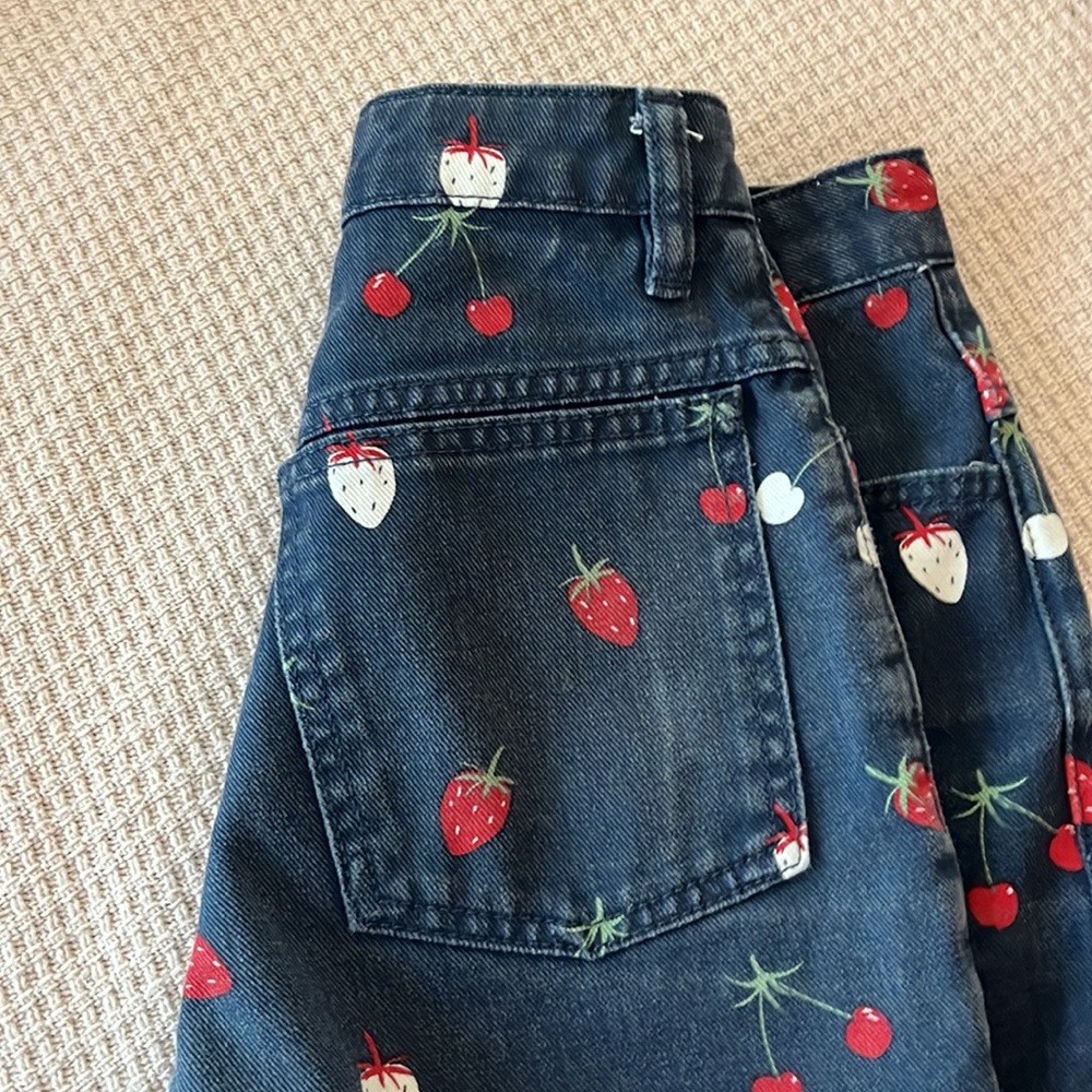 BDG strawberry button shorts. - Picture 11 of 12